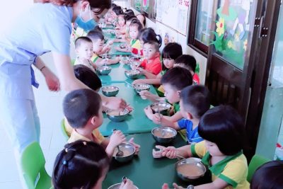 Dạy con biết chia sẻ và yêu thương