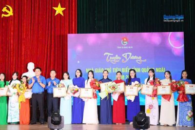 Nhà giáo trẻ tiêu biểu do Tỉnh Đoàn Quảng Ngãi trao tặng